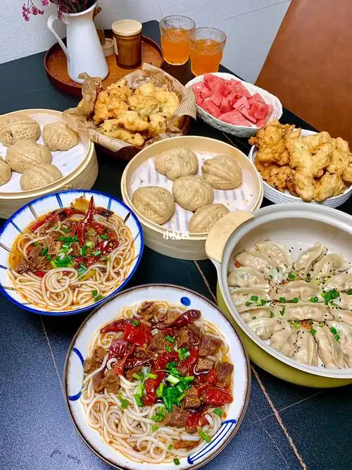 牛肉粉猪肉酸菜锅贴黑芝麻核桃包#早餐 #今天早餐长这样 #丰盛的早餐