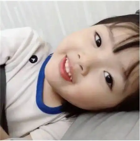 搞笑可爱的表情包小孩