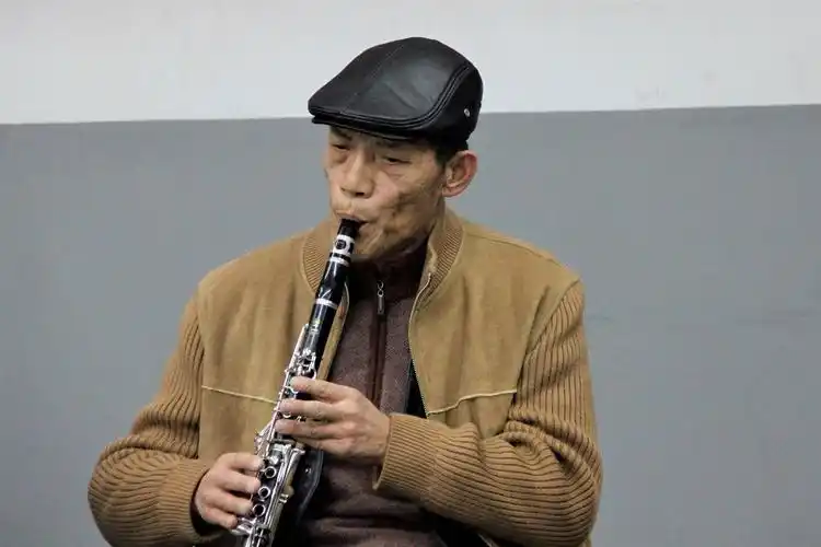 马冬明表演的黑管独奏《当你老了》.