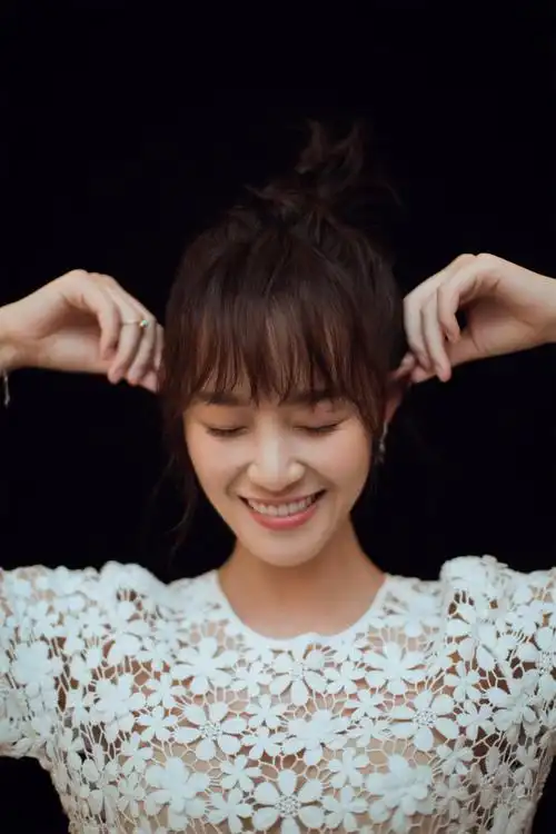 蓝盈莹碎花裙清新优雅 灵动时尚少女感十足