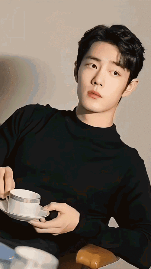 肖战##肖战wedgwood全球品牌代言人#  阳光温暖,你抬头看,万物皆可爱