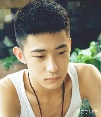 我不怎么想留平头和寸头,不知道有没有什么发型适合高中生 显示全