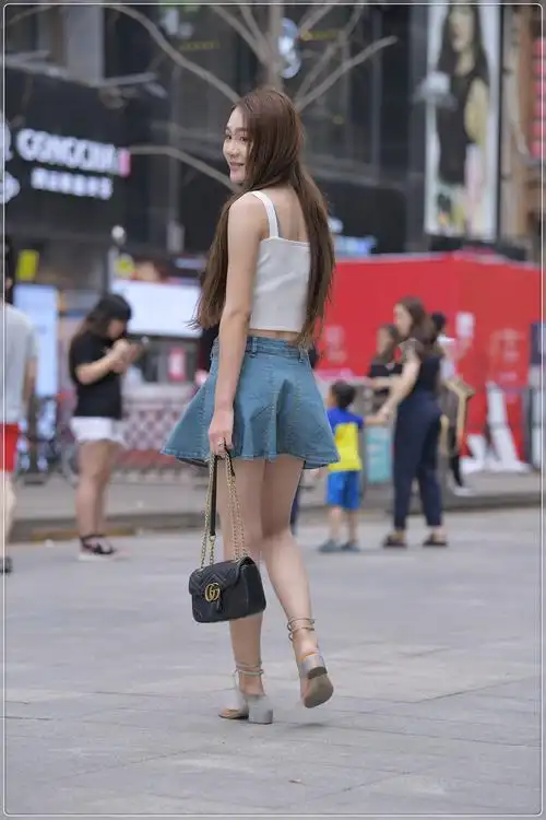 原创针织吊带搭配牛仔短裙,甜美可爱,淑女范十足