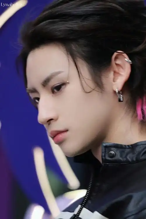 小鬼王琳凯今天深圳活动路透大背头挑染 黑皮衣好酷!