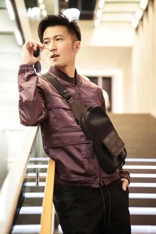 谢霆锋港风味道足经典发型配墨镜大牌感超强比年轻时魅力还大