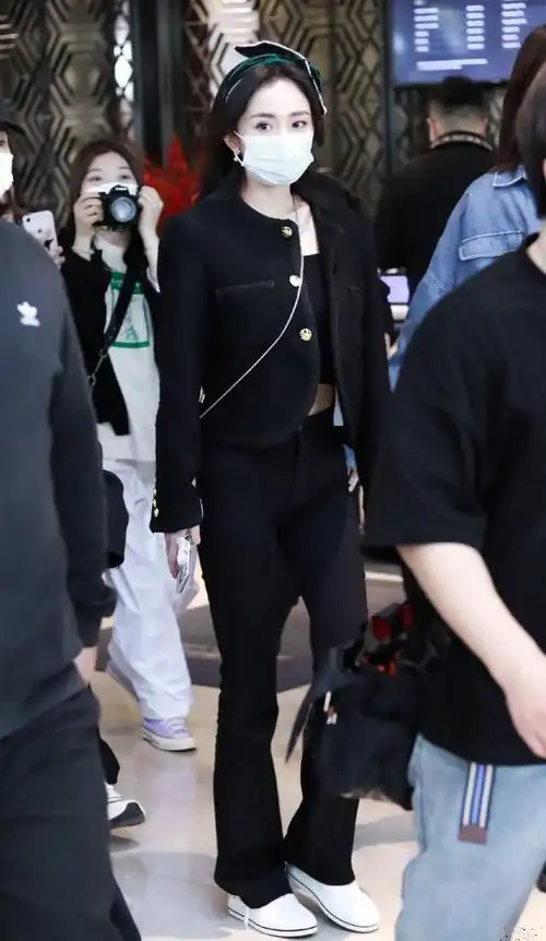 杨幂的机场秀真绝一身黑色也穿得漂亮时髦好身材藏不住