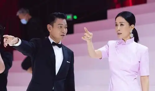 刘德华:1997穿越到2021,花甲之年再度牵手那英合唱《东方之珠》