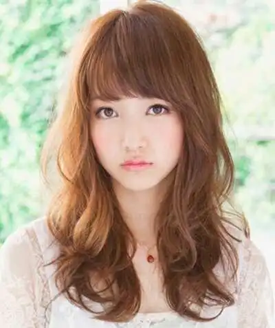 长脸女生经常会因为自己的脸型问题而不知道该选择什么发型,不用发愁