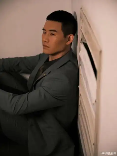谢孟伟最新西装写真尽显铁汉英伦