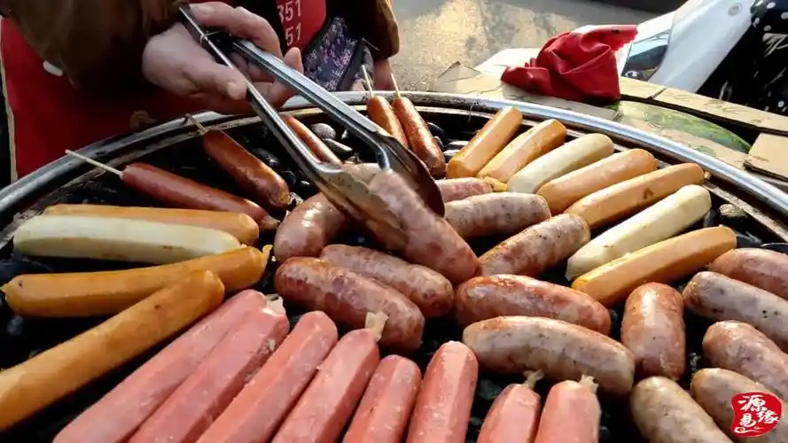 街头美食石子烤肠,吃上一口外焦里嫩,您觉得味道怎样