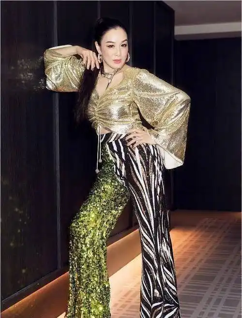 原创48岁钟丽缇现身活动,不畏年龄现身舞台热舞,身材窈窕造型太吸睛