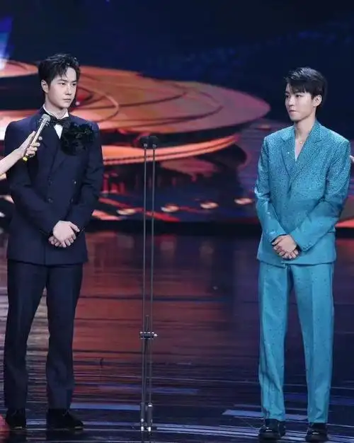 微博电影之夜名场面不断,王一博王俊凯同款站姿,沈腾马丽成赢家