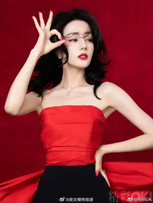 迪丽热巴穿红色长裙精致美艳小臂纤细肤白唇红气场强大