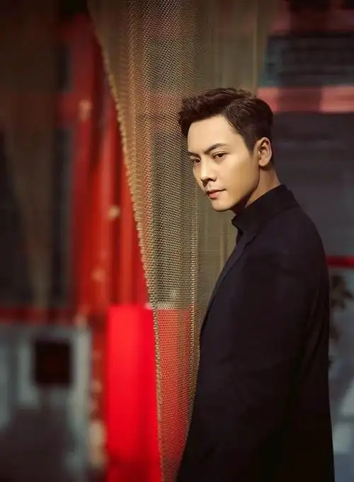 最近,陈伟霆的行程备受关注.