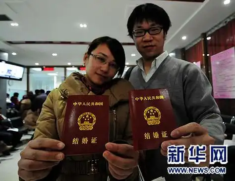 在郑州市金水区民政局婚姻登记处,一对新人展示他们刚刚拿到的结婚证