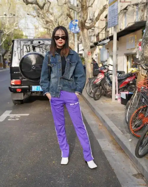 大方的翟煦飞,不知道你们认不认识这样穿的跟小姑娘一样的翟熙飞呢?