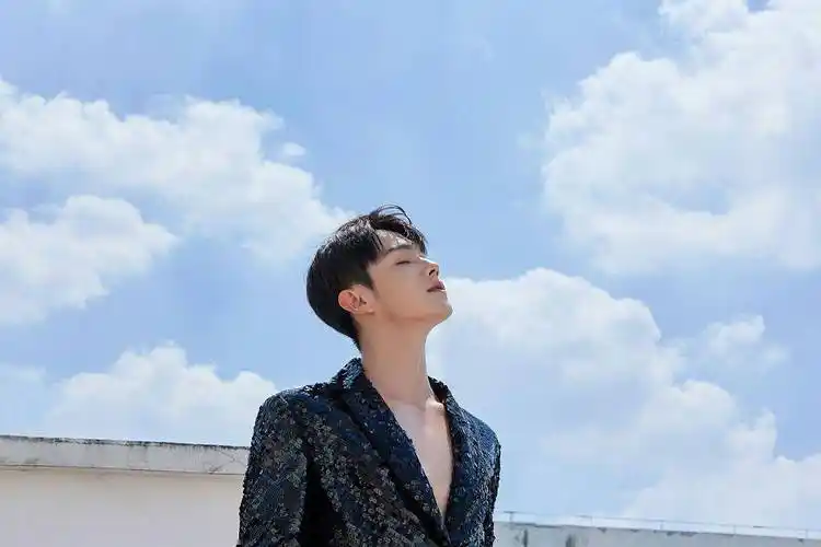 许凯黑色西装写真化身贵公子五官精致大长腿抢镜