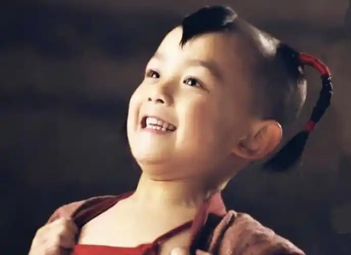 吴磊还有很多童年剧照被扒出,从小就非常灵动可爱,可塑性强,展现出了