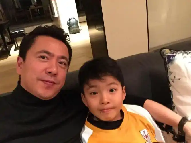 王中磊儿子长大了,和朋友聚会显成熟,身高已超过姐姐_腾讯新闻