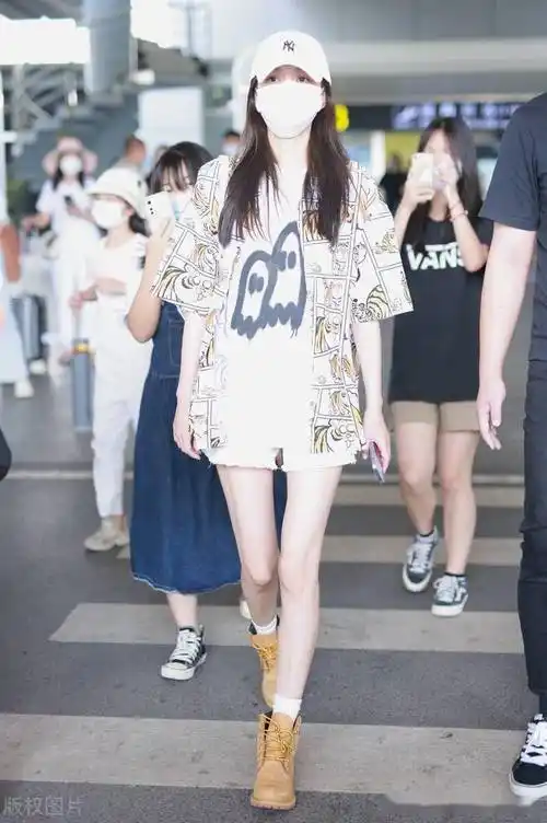 孙怡印花短衬搭短裤现身机场秀美腿身材好