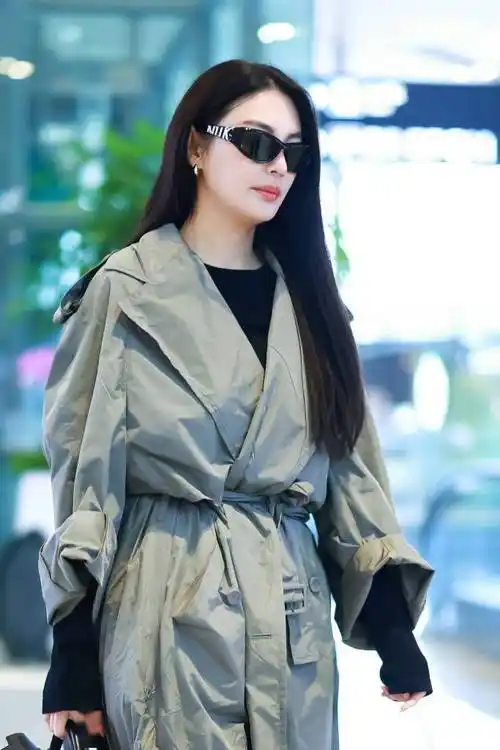 张雨绮风衣墨镜造型现身机场 "中国千颂伊"回来了!_上海_小雨_军绿色