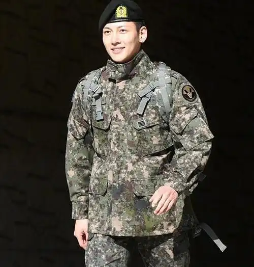 池昌旭正式退伍,身穿迷彩服用标准军礼回应粉丝超帅