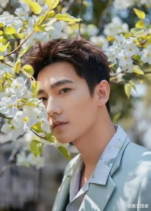 杨洋穿浅绿色西装搭配清新花衬衫春日拍写真,帅气且清爽_酷帅_当红