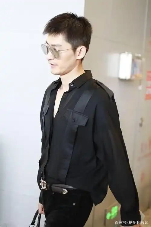 张翰到机场,"一身黑"装扮又酷又帅,剪成小碎发男人味满分!