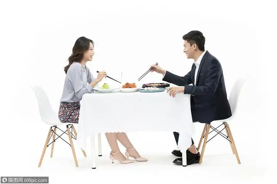 青年男女相亲约会喝酒面对面