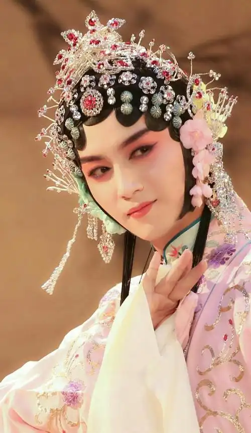 陈晓扮女装,一个太美太仙,一个辣眼睛!