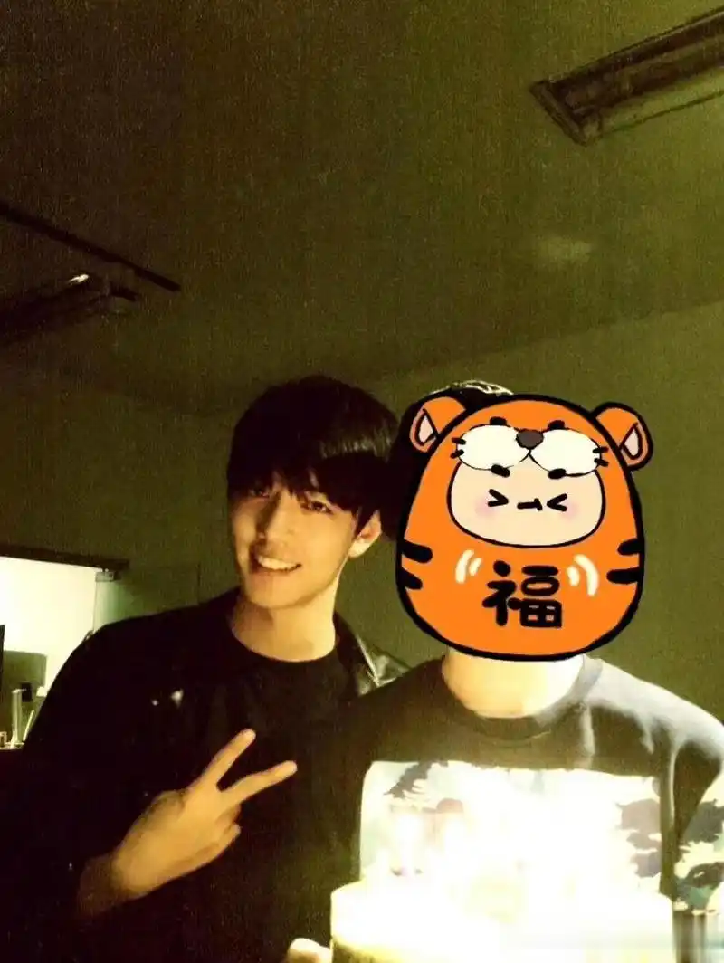 肖战早期照片,你看到过吗?第一次看到他的这白发造型,真不错!