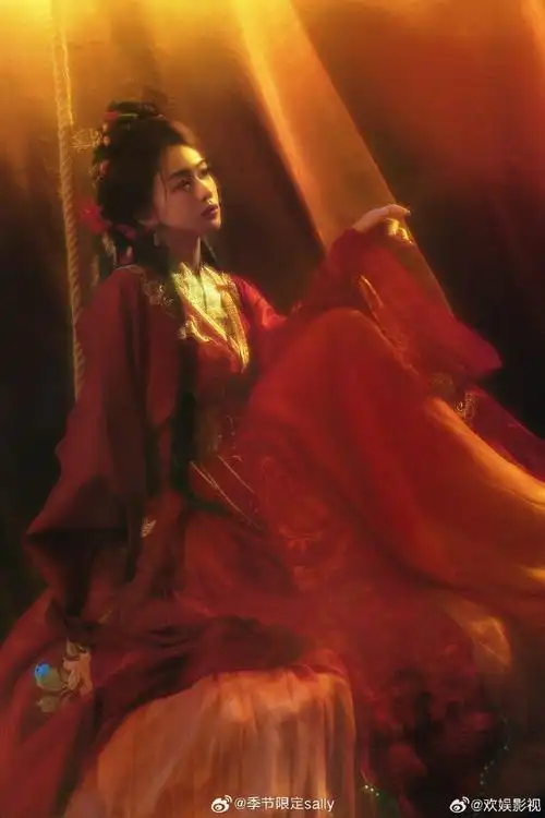 趁着墨雨云间热播,吴谨言今天发了一组古风红衣写真,来看吴姐状态