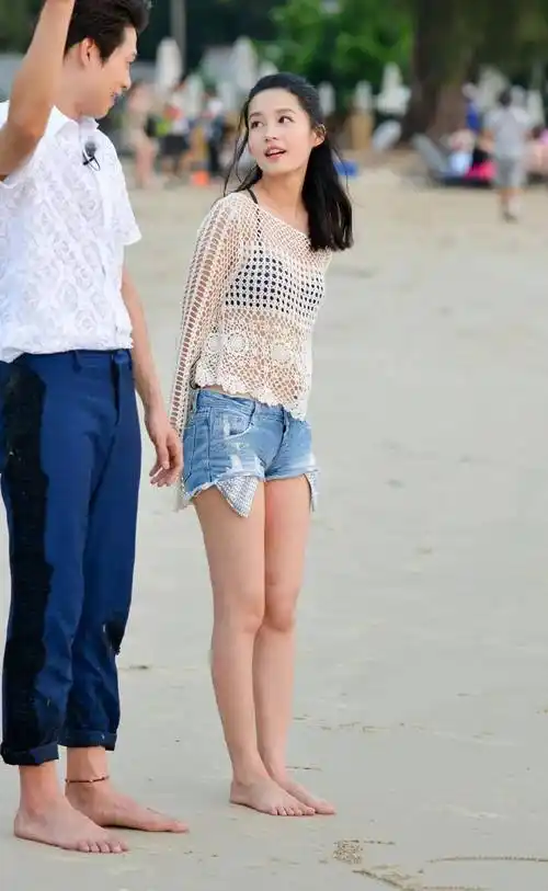 李沁沙滩综艺牛仔热裤搭配白色上衣秀完美身材