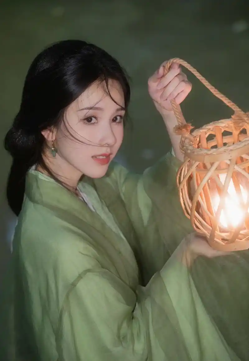陈都灵这古装也太美了,无论是一袭绿衣头戴斗笠,手提灯笼,还是一袭