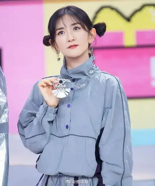 谢娜喜提"龙爪项链"发文感谢吴亦凡,不料艾特错吴亦凡,有点尬.