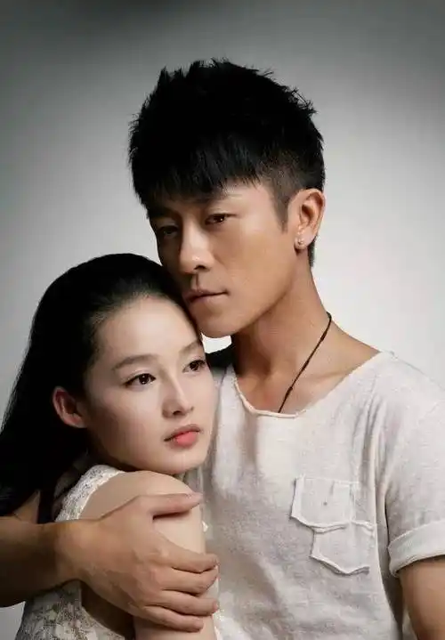 亲妈是导演,干妈是导演,20年都捧不红他,却在娶妻