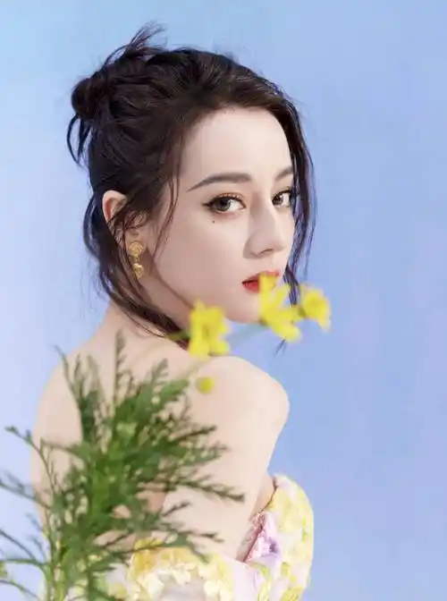 新疆女星迪丽热巴续约嘉行当一姐!