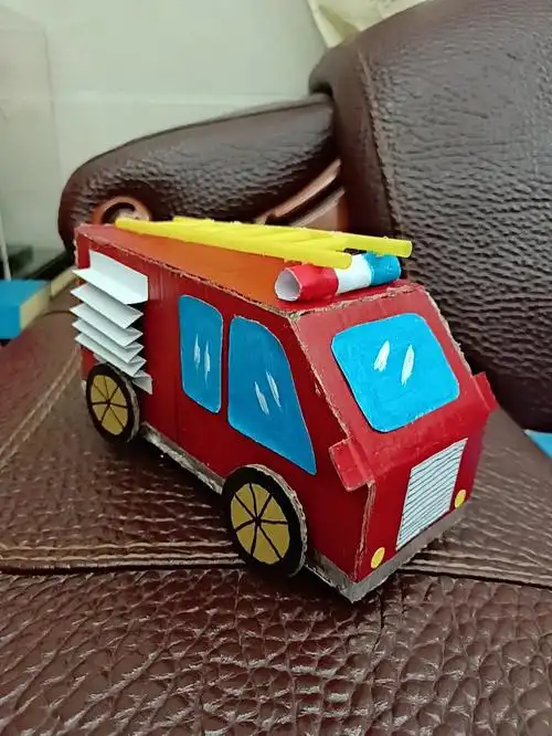 手工小汽车用了废纸箱,胶枪,丙烯颜料,吸管简简单单消防车完成#幼儿园