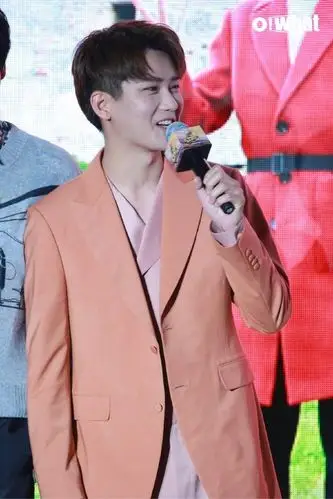 熊梓淇粉色西装亮相节目《二十四小时》发布会,笑容灿烂帅气十足