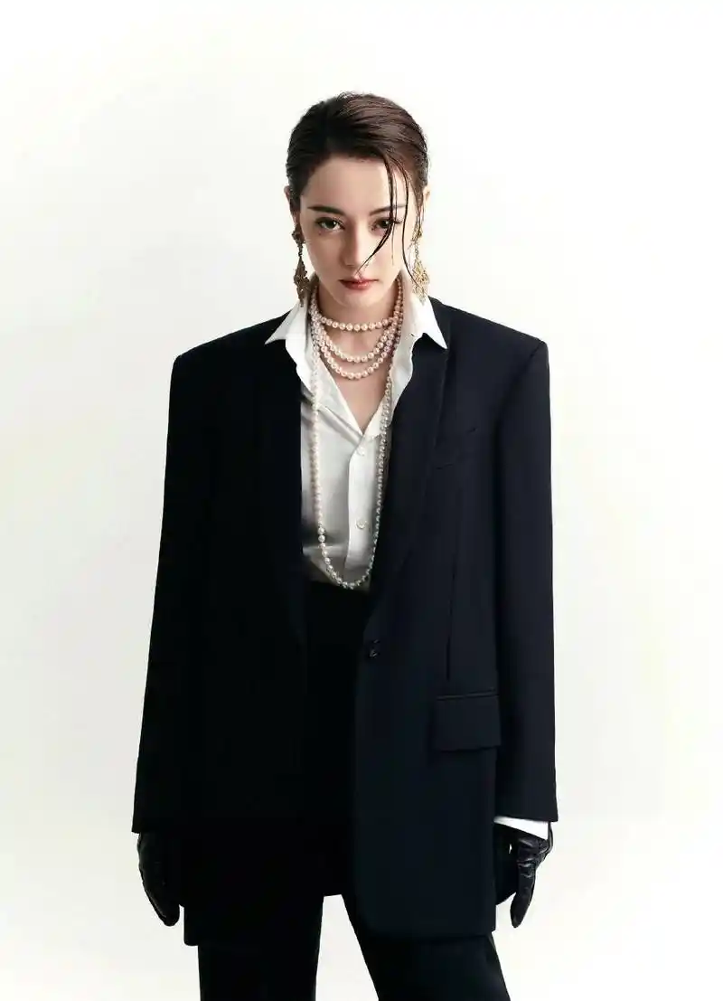 迪丽热巴酷飒写真曝光黑西装搭复古项链帅气有型