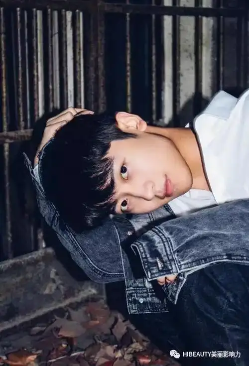 校花16岁花季萌妹校草喜欢镜头里的自己