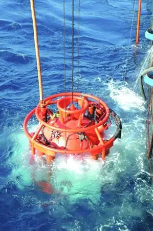 潜水员正在潜水钟内下潜作业.赵虎  摄