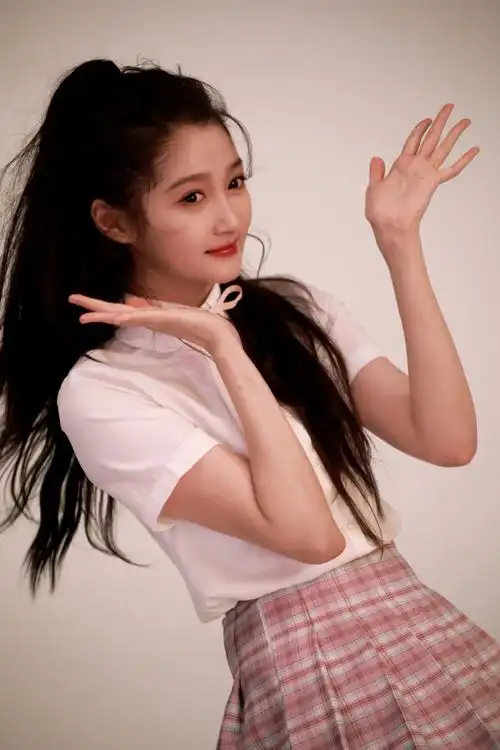 关晓彤分享自拍美照,俏皮灵动甜如少女,戴超大金戒指力证与鹿晗甜蜜