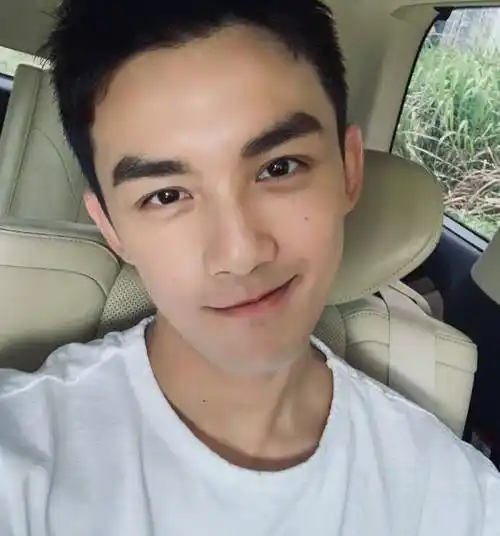 吴磊寸头照被大家疯传,有谁注意他的眉毛?