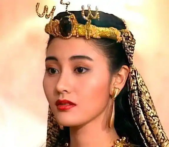 毕竟李嘉欣年轻时就被称为"颜值天花板",辨识度高,有混血美感,但又不