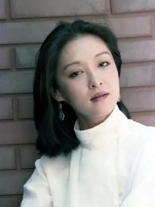 自己跟"70年代台湾第一大美人"胡茵梦的合照,并感叹"这才叫真正的明星