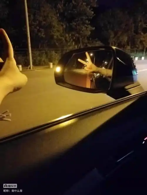 后视镜夜晚的中控,也很好看.