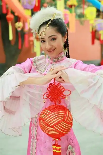 麦迪娜·买买提在英雄封神榜2中扮演琵琶精玉磬.