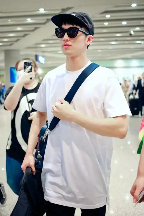 许魏洲黑白搭帅气现身机场 前往美国参加公告牌音乐典礼