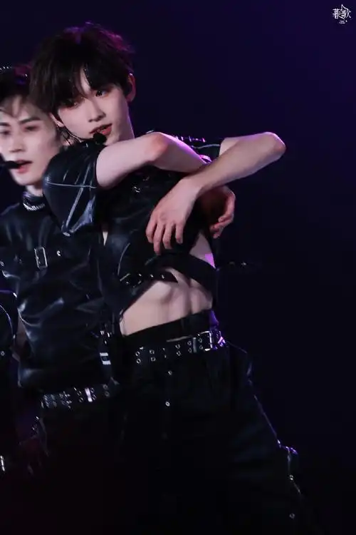 宋亚轩超话#宋亚轩腹肌#很喜欢的一组妆造了